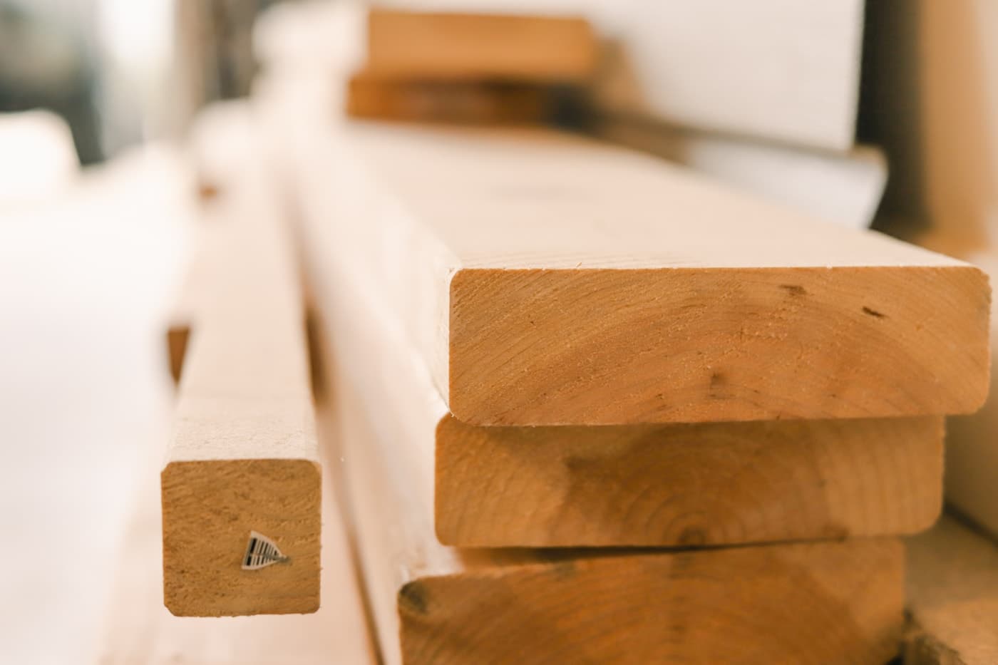 Stablede planker i lyst trevirke