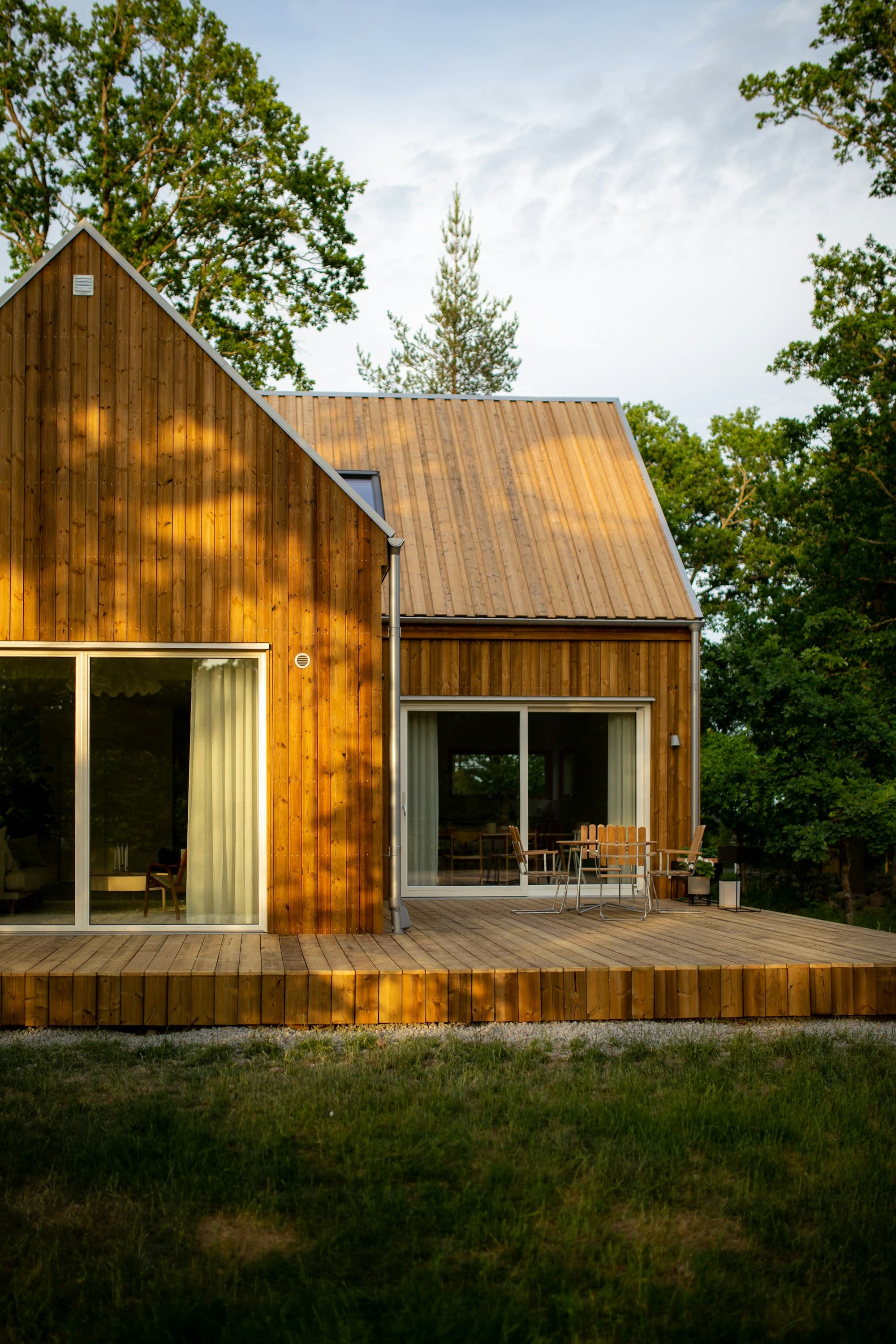 Trekledd hus sett fra hagen