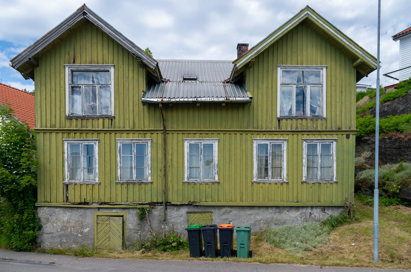 Eldre grønt trehus med original kledning