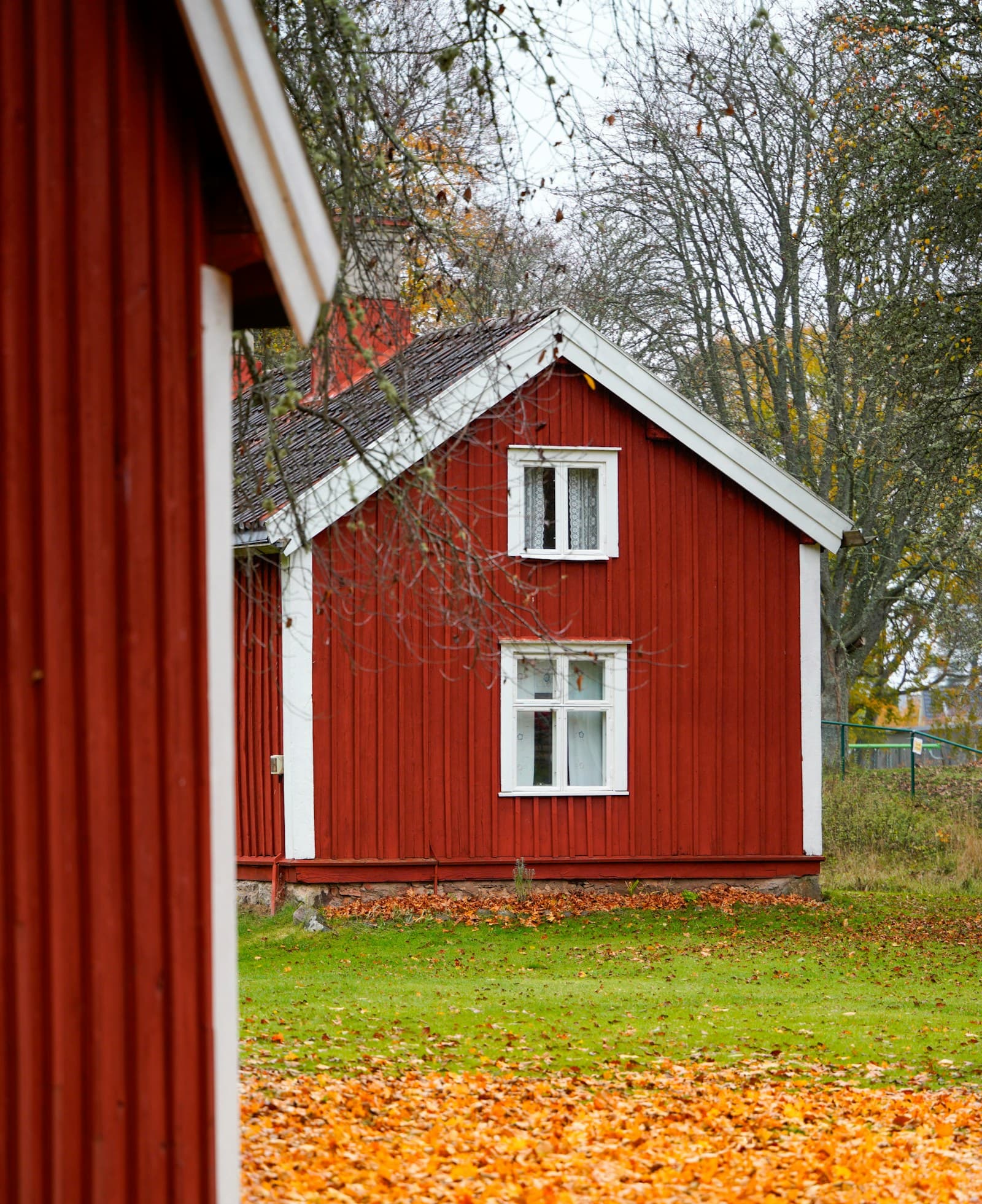 Rødt trehus i høstlys