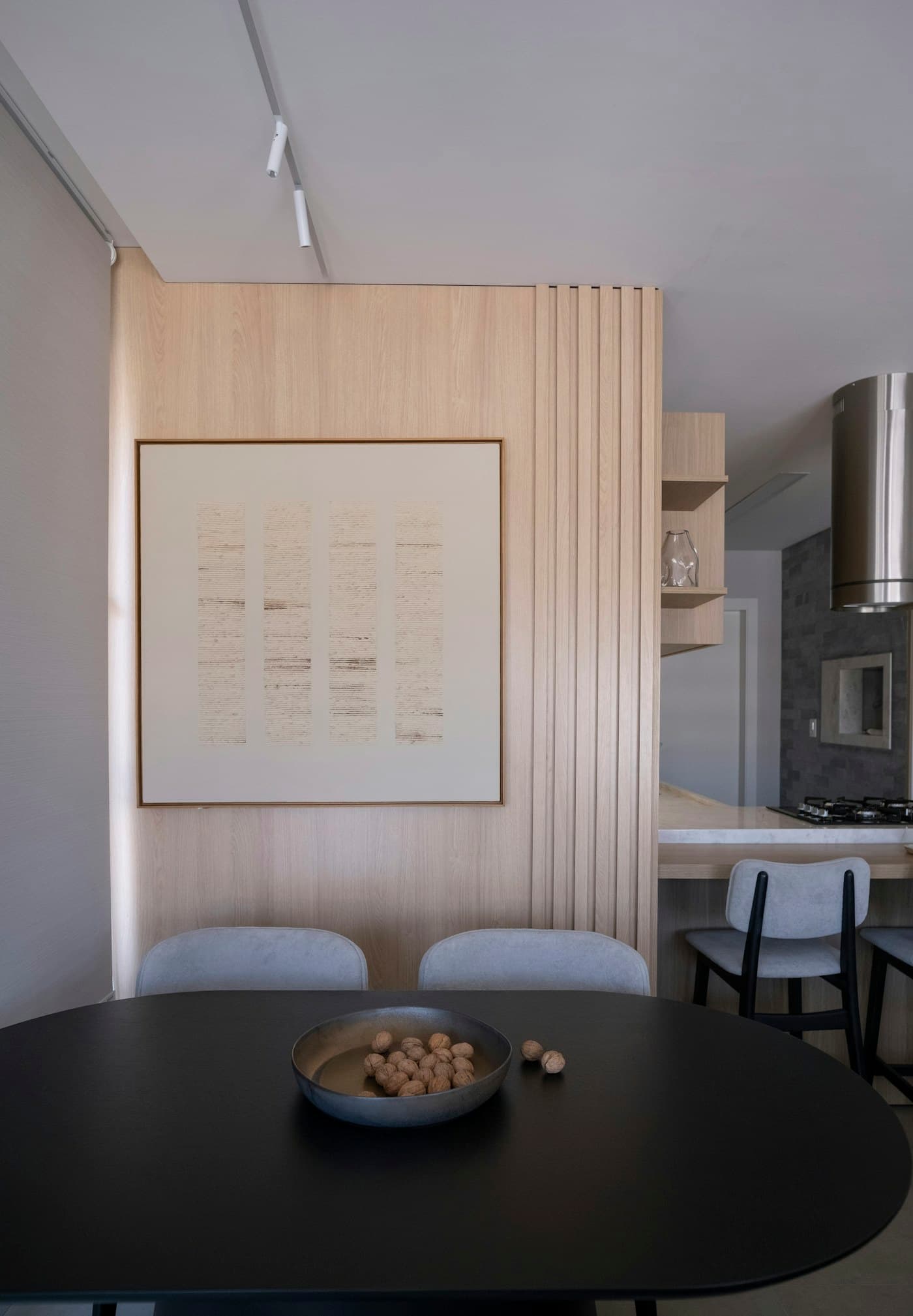 Eikepanel og sort bord i moderne kjøkken